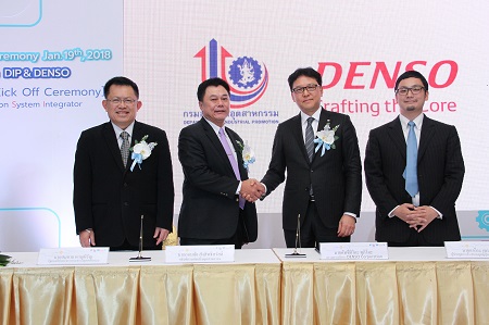 Signing ceremony with the Ministry of Industry in Thailand for the basic agreement to promote the demonstration project (From left: Industry Vice Minister SomChai, Secretary GolChai, DENSO Senior Executive Officer Kasuhiko Sugito, and Commercial Attaché Akira Terakawa )