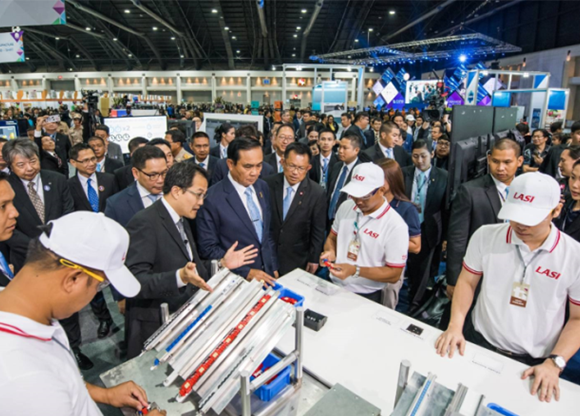 DENSO project manager, Teerawat , providing an explanation to Prime Minister Prayut Chan-o-cha (center)
