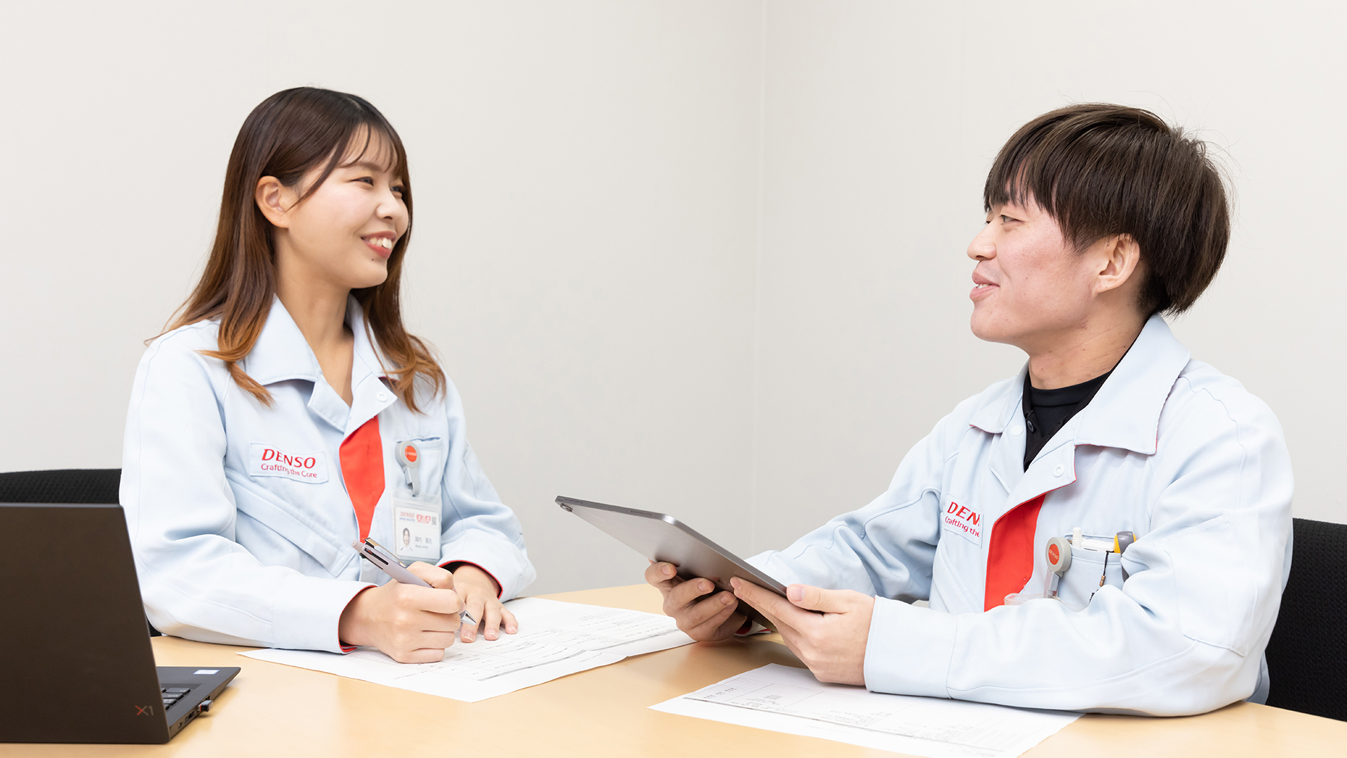 話し合い中の二人