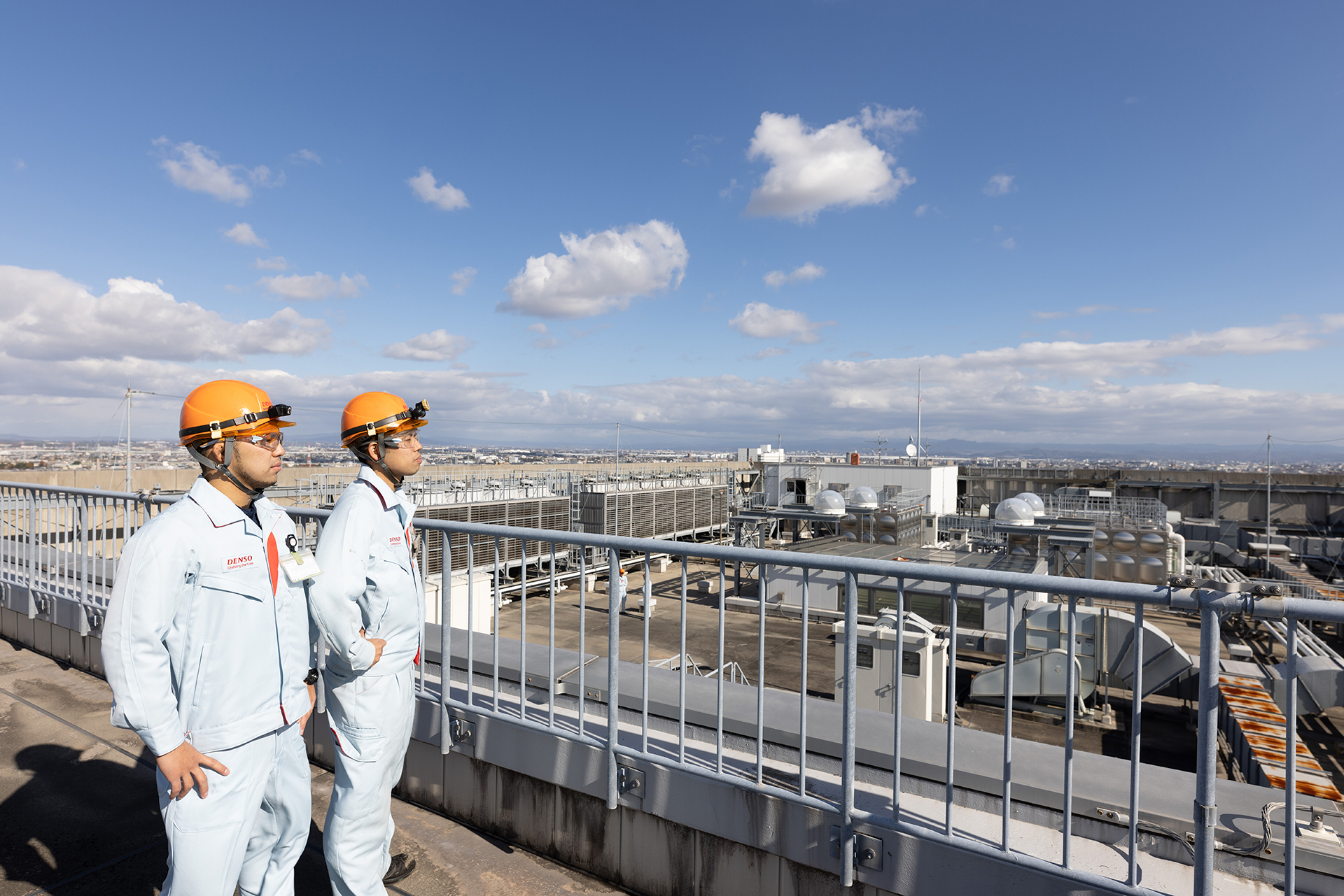 設備を見下ろす