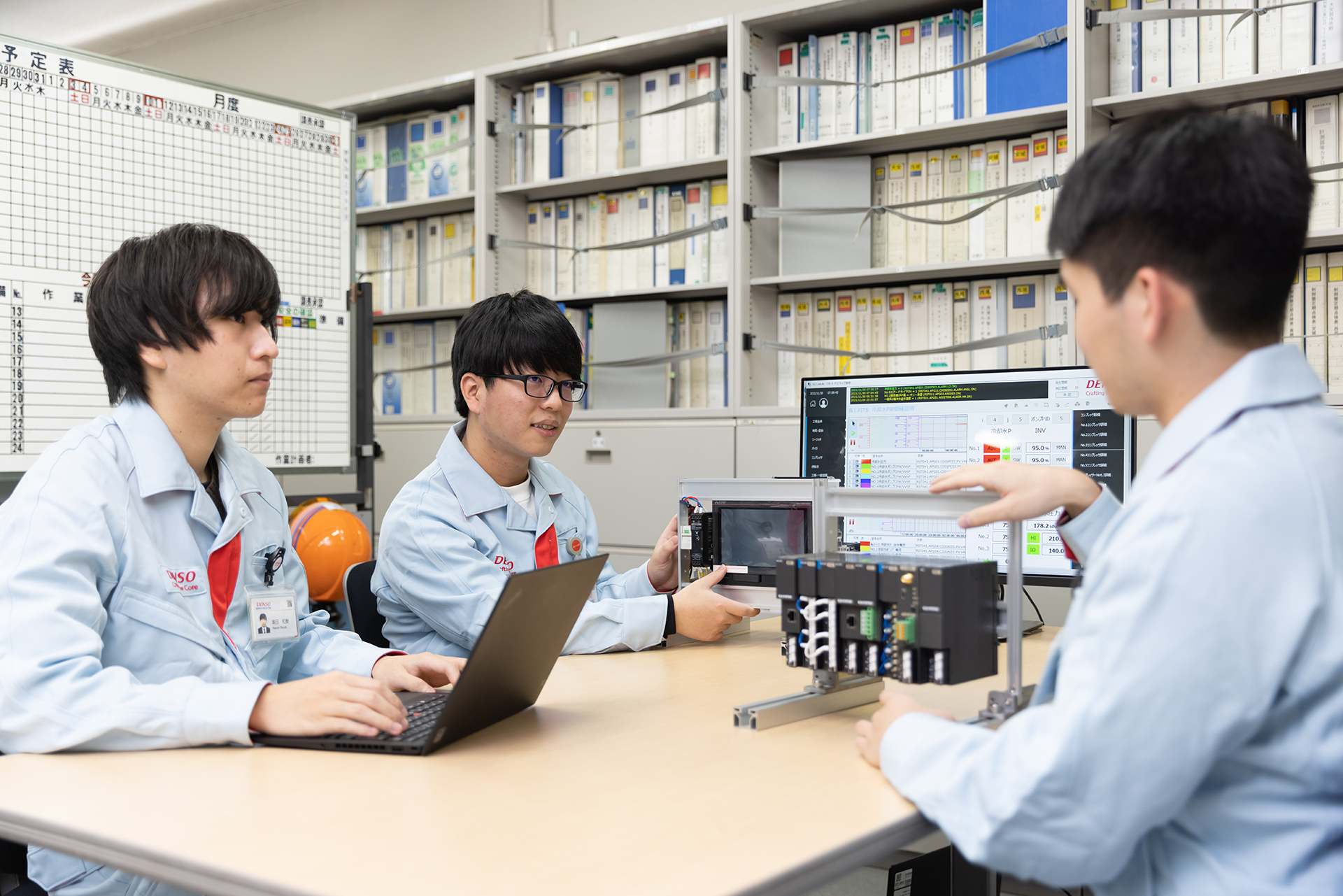 若手社員で開発会議中