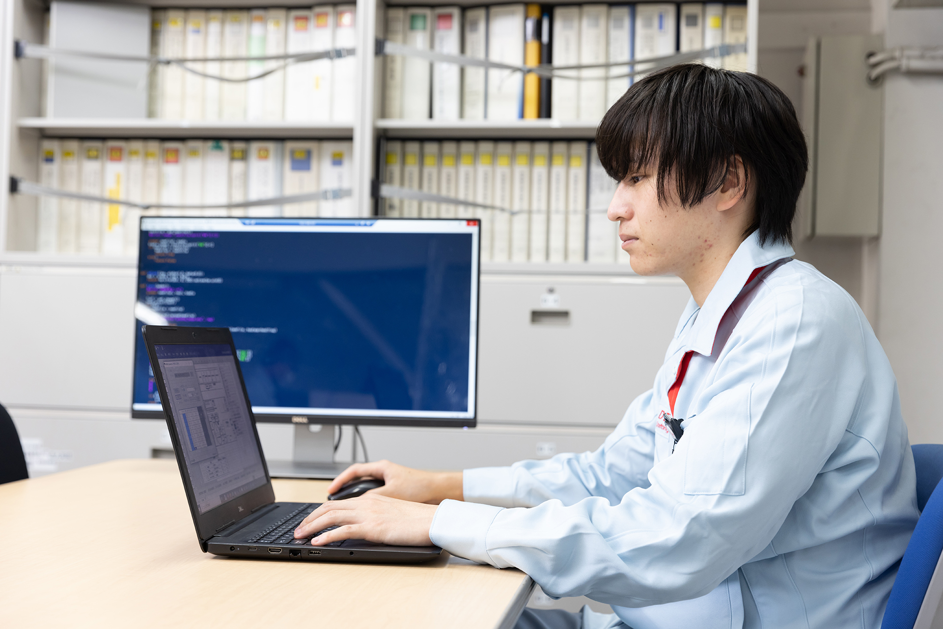 PCを使用してプログラム開発中