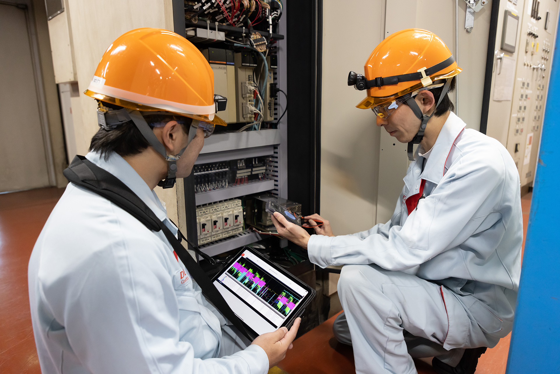 制御機器の点検中