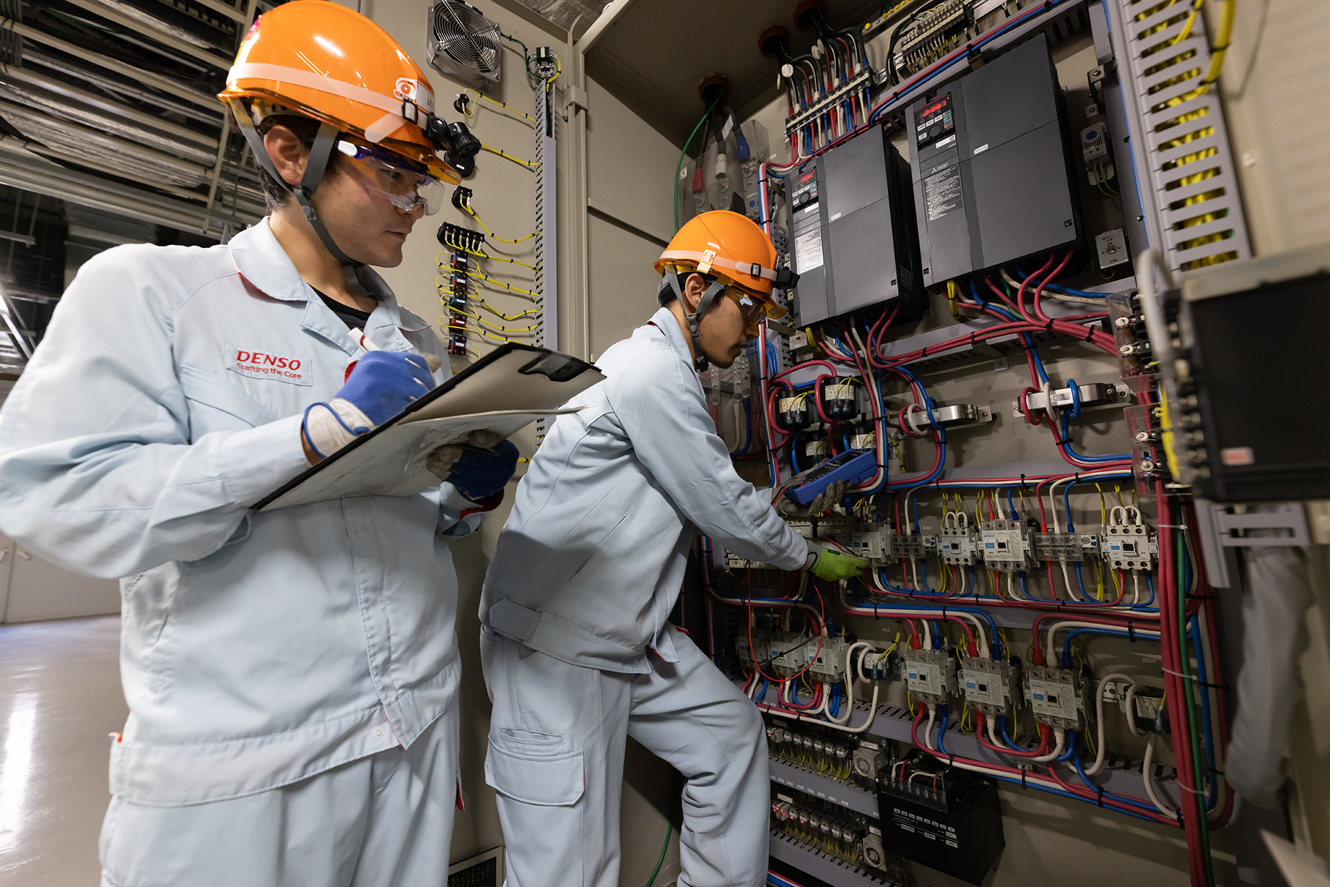 制御機器の点検の様子