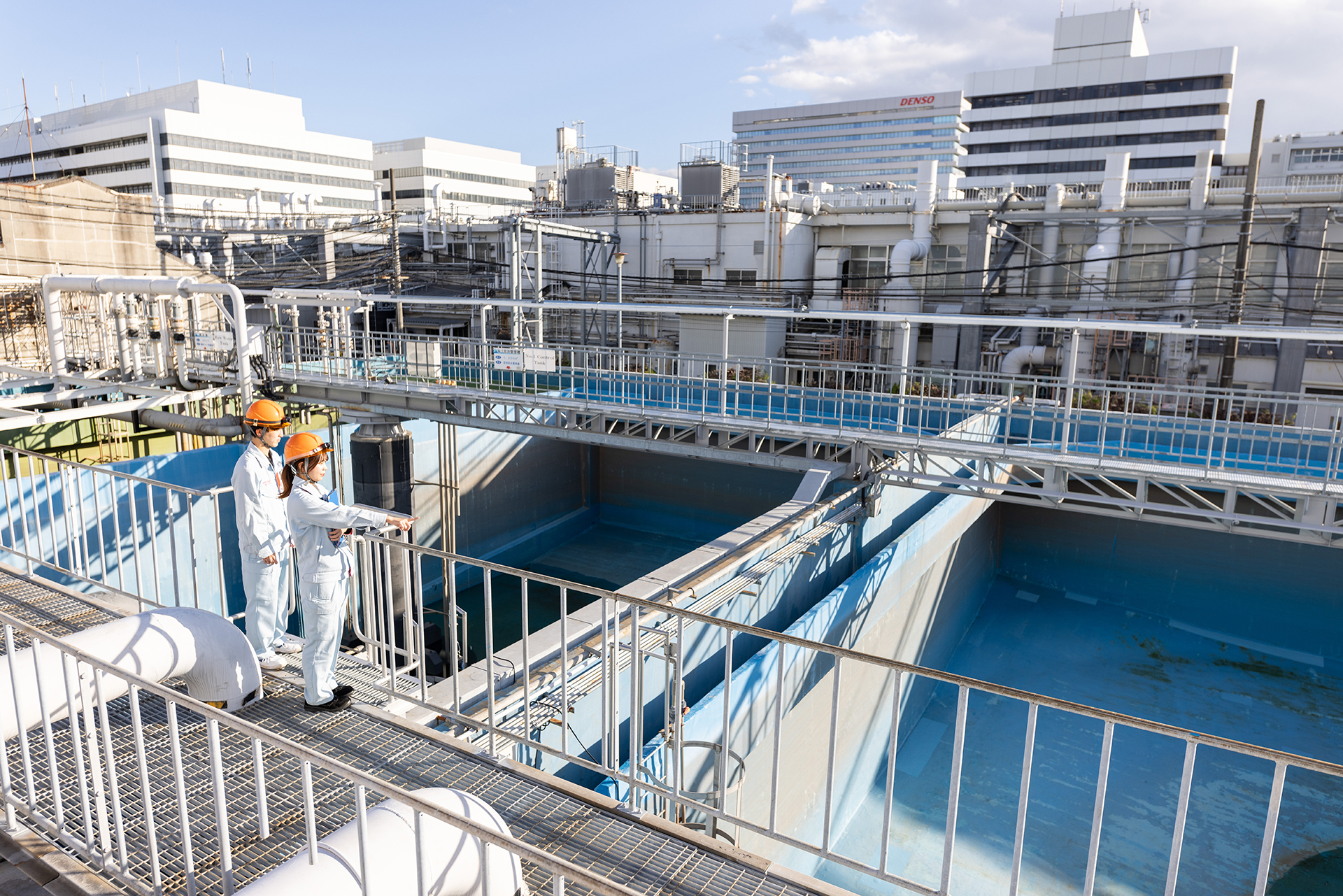 本社排水処理場を現場巡回している様子