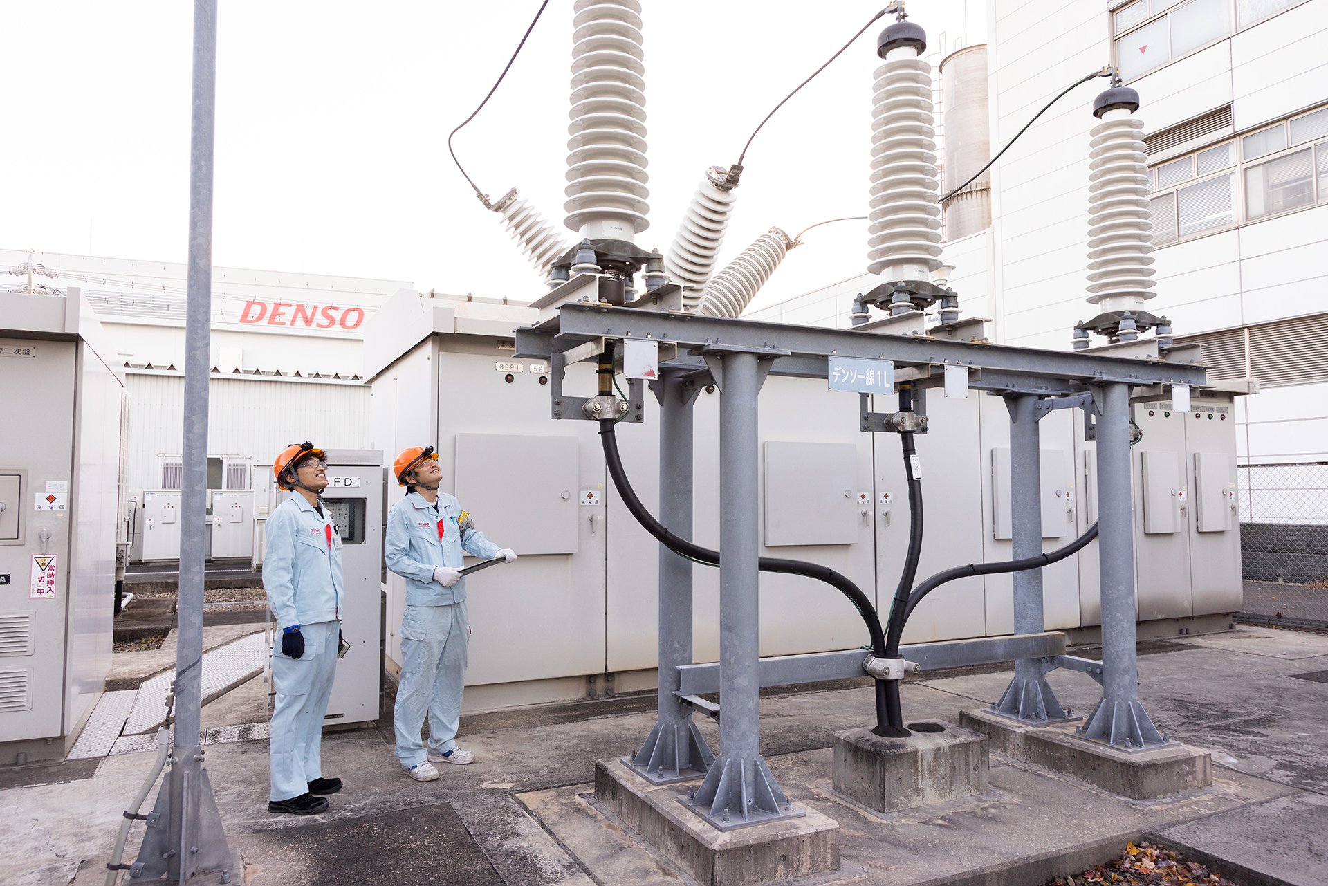 本社特高変電所で現場点検をしている様子
