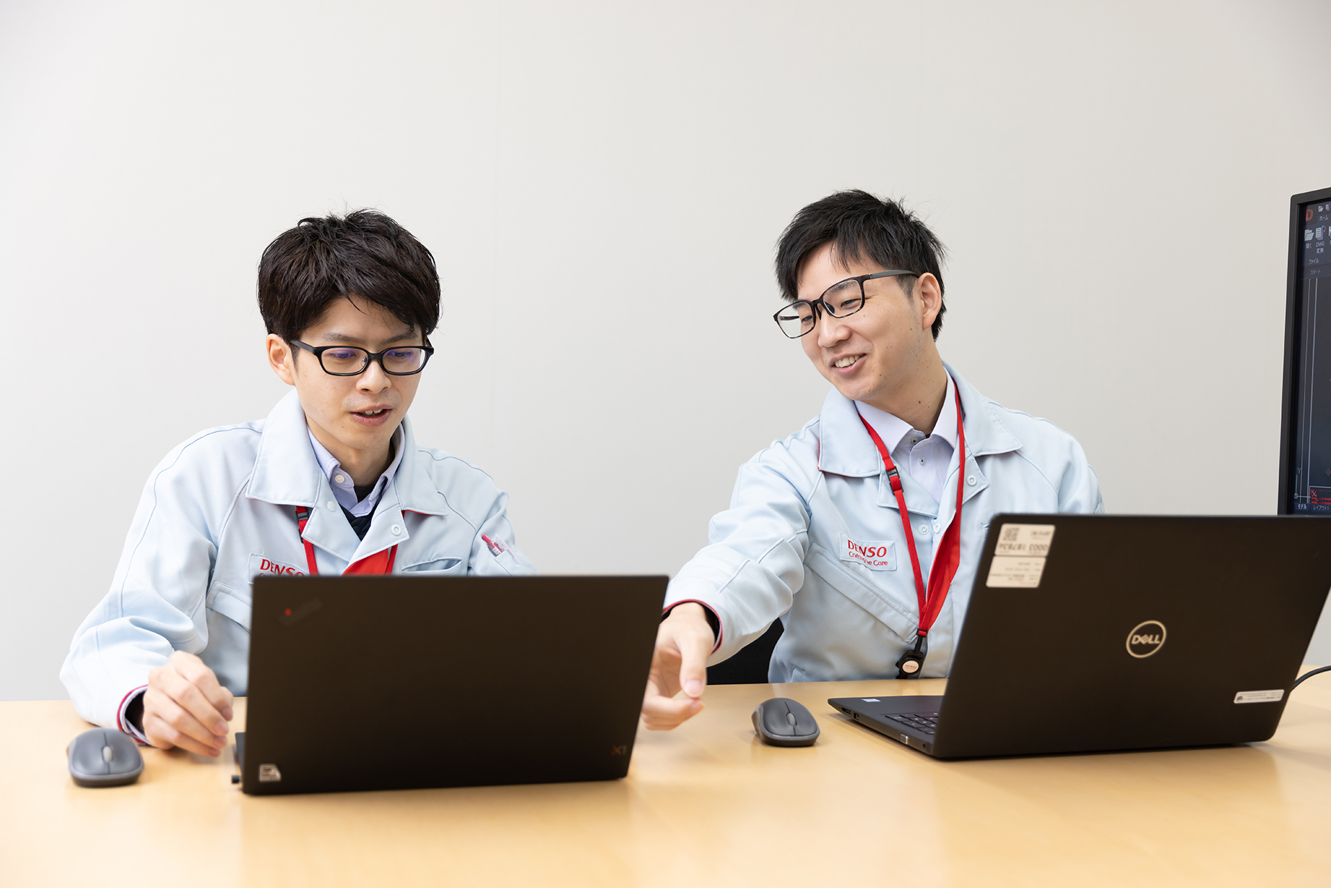 会議室で打ち合わせをする様子