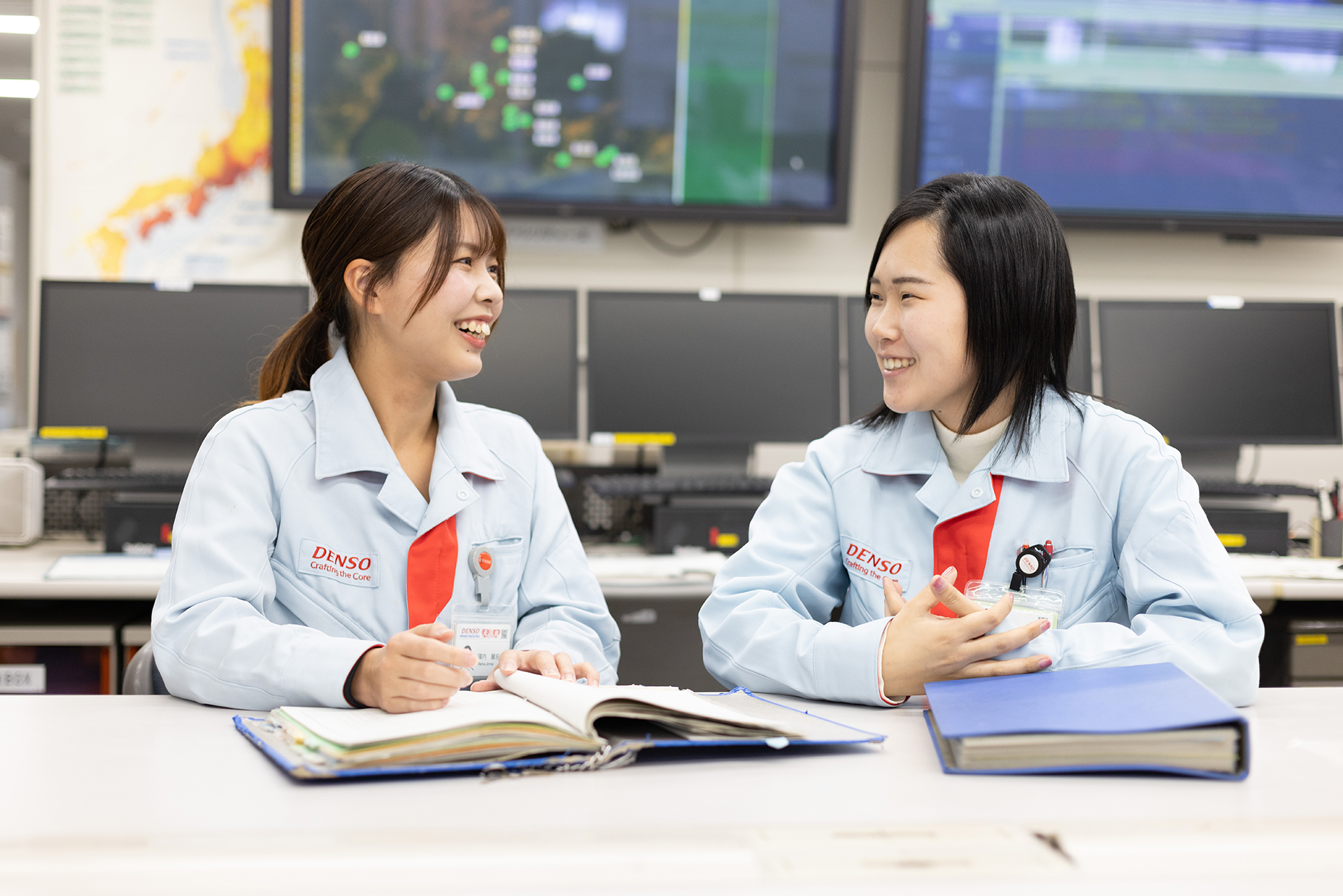 楽しそうに話す社員たち