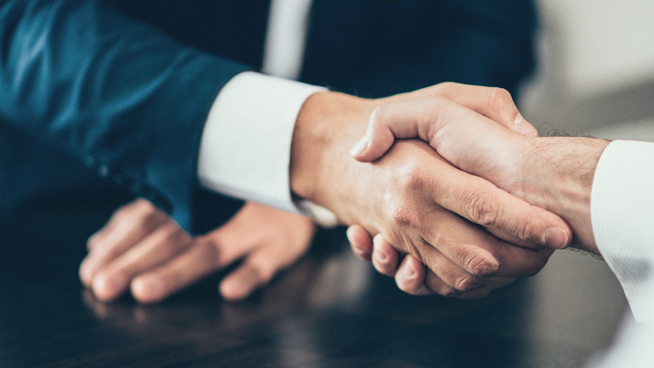 握手している様子