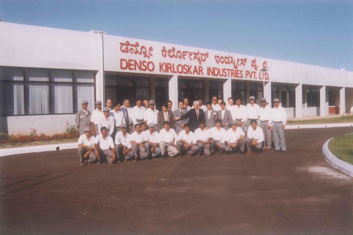 1998 - DNKI - 開所式 - グループ写真