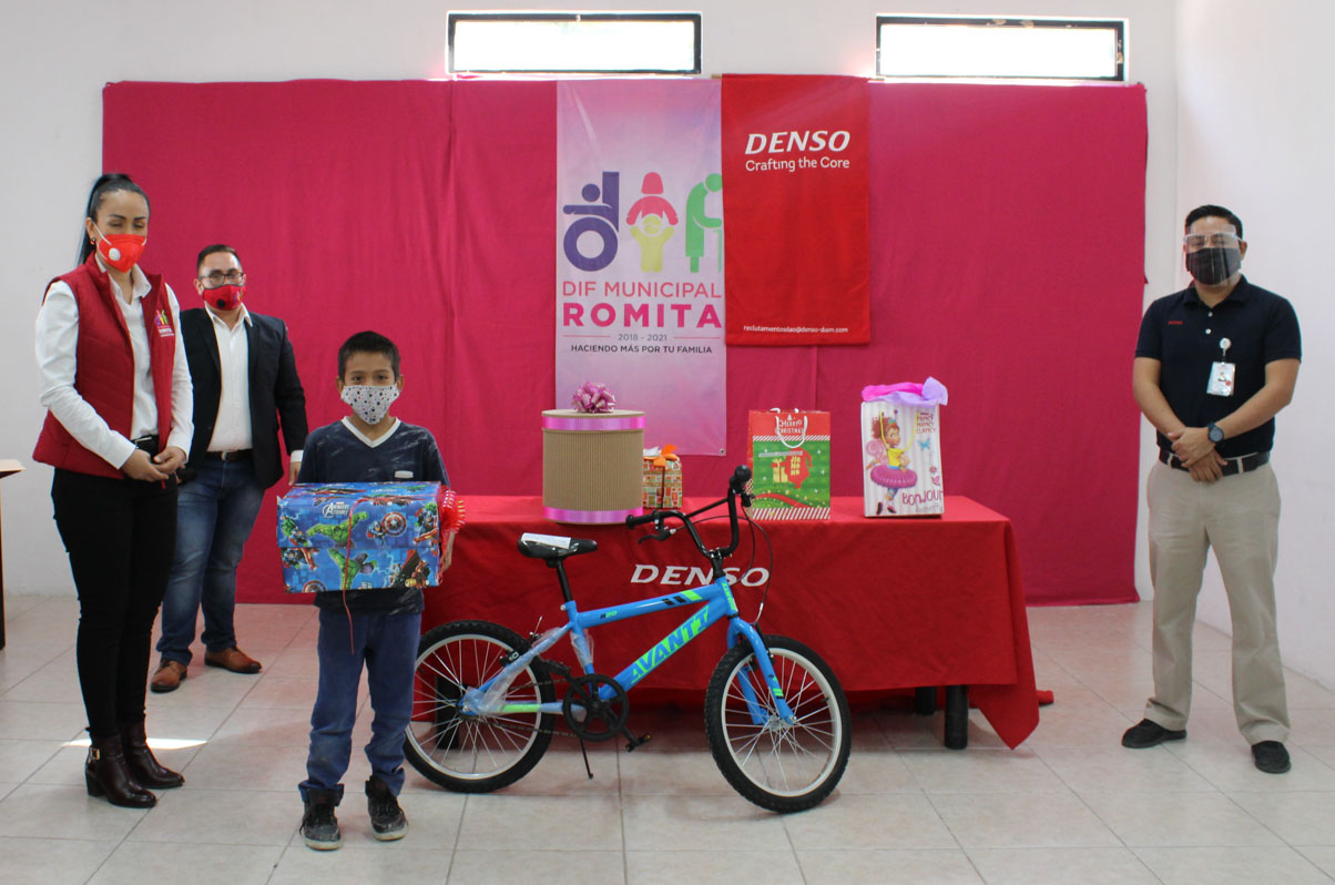 Through adjustments, creativity and commitment, associates across North America continued to give back to their communities during the COVID-19 pandemic. Gifts for the holidays were provided by DNMX in 2020.