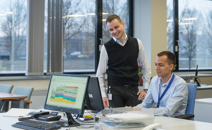 at-a-glance-img-hungary-employees