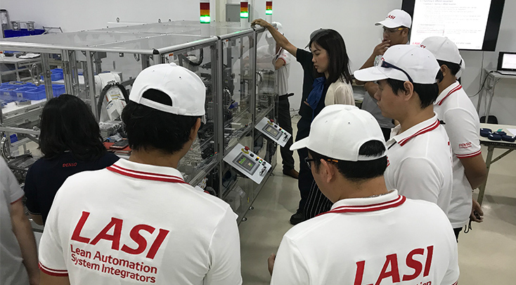 生産設備を用いた実技の様子