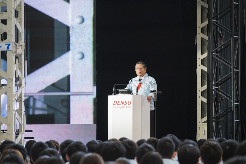入社式の様子（社長メッセージ）