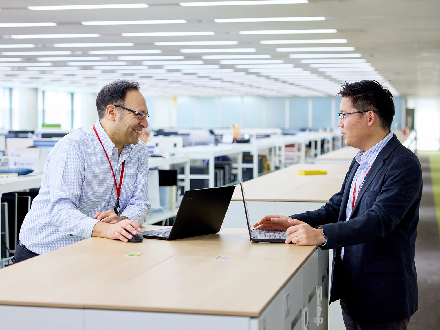 社員と談笑するテルセロ・カルロス