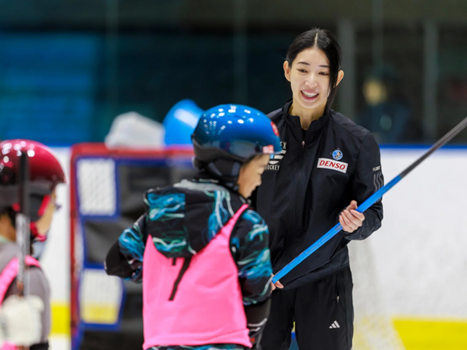 札幌市スポーツ協会主催のアイスホッケー教室で指導する藤本