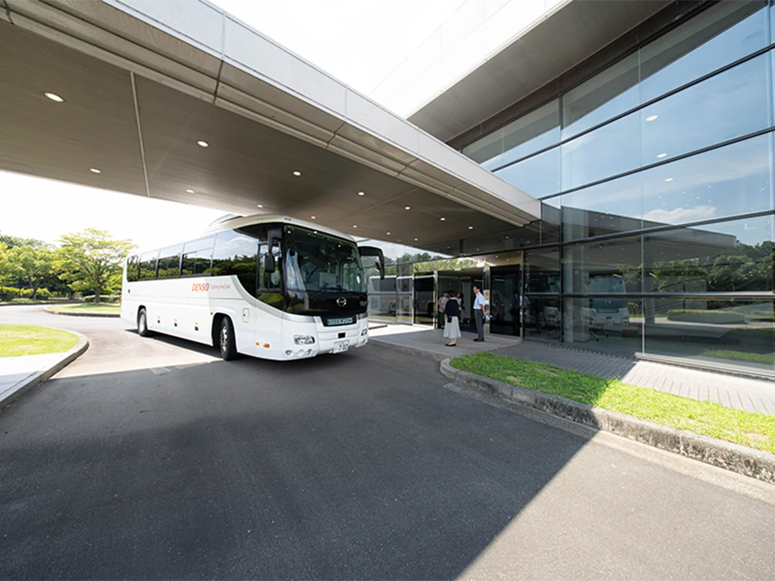 エントランスに停車したバス