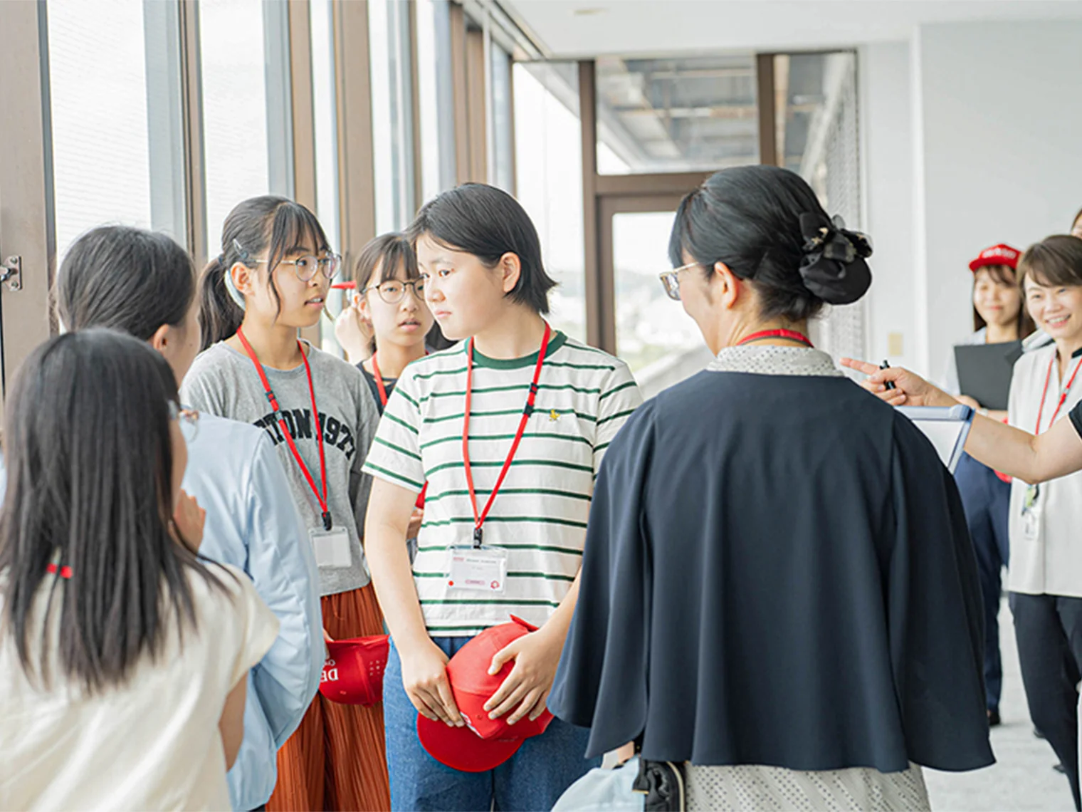 施設を案内され、話を聞く参加中高生