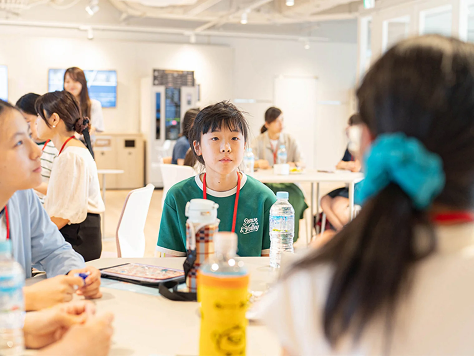 座談会で真剣に耳を傾ける中高生