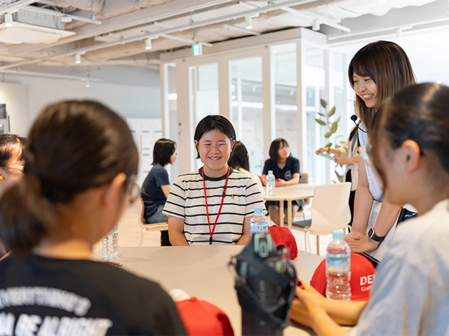 笑顔で交流する座談会の様子