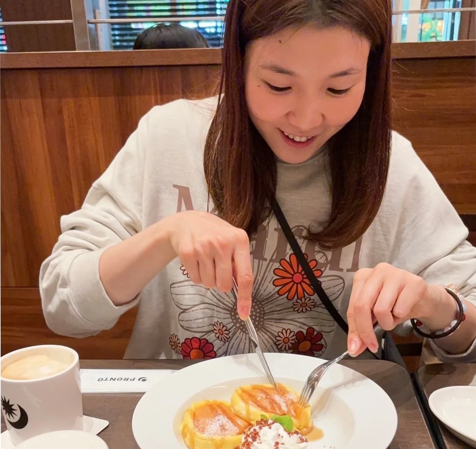 休日にカフェでパンケーキを食べる橋本選手