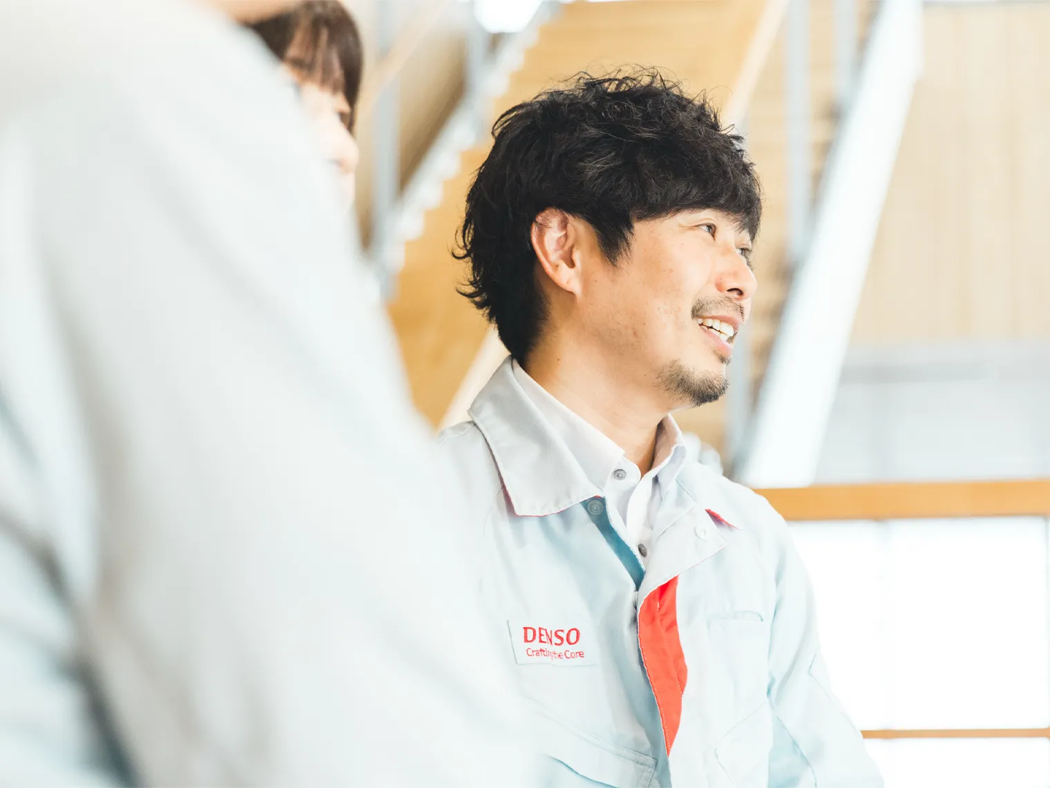 ASIC技術部のメンバーがディスカッションしている様子