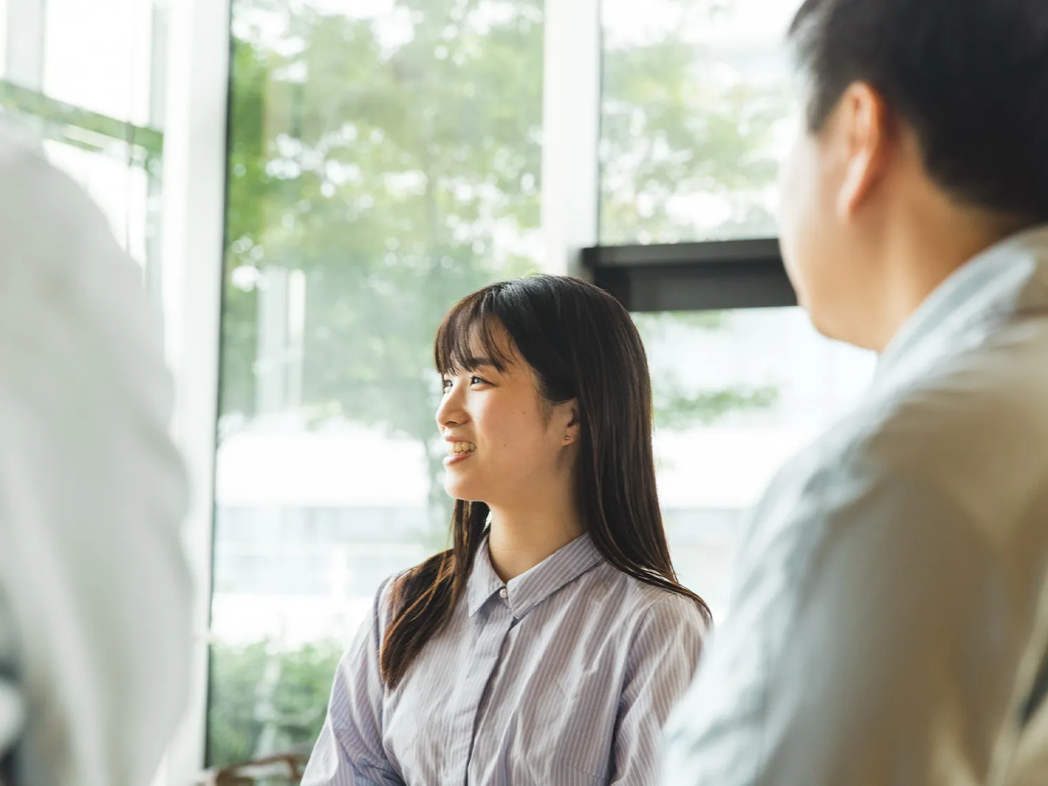 ASIC技術部の黒﨑が笑顔で話している様子