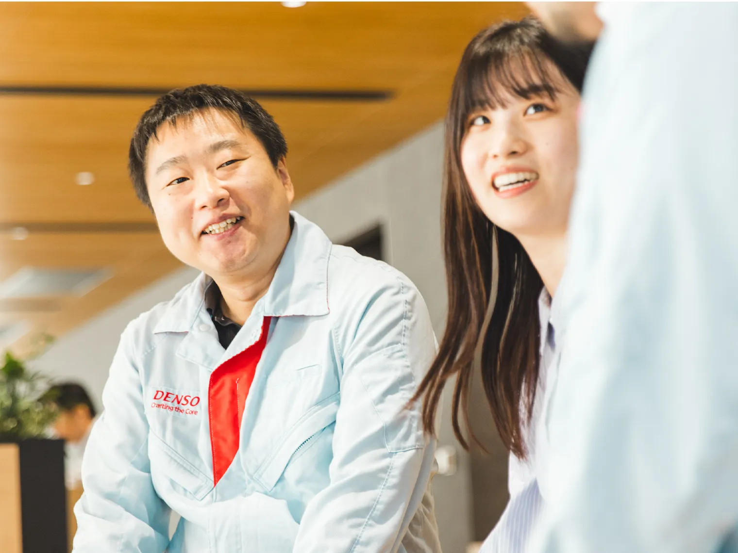 ASIC技術部の梶本と黒﨑がパソコンを見ながらディスカッションしている様子