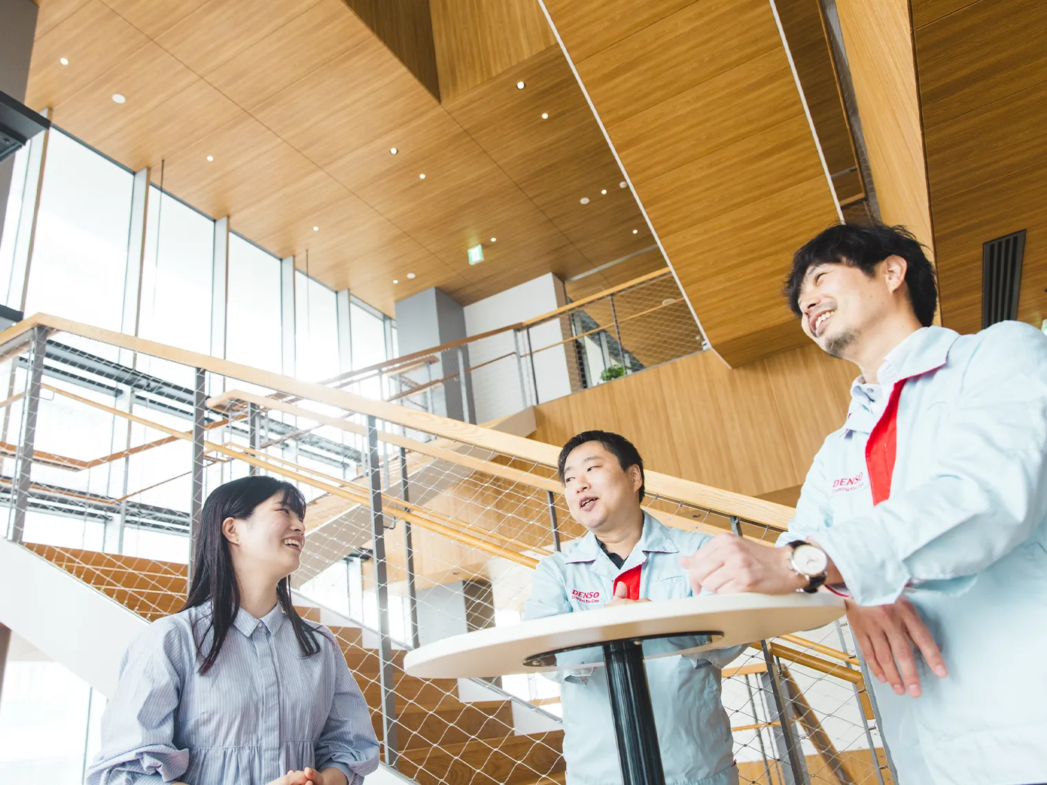 ASIC技術部の吉田、梶本、黒﨑がオフィスで笑顔で立っている様子