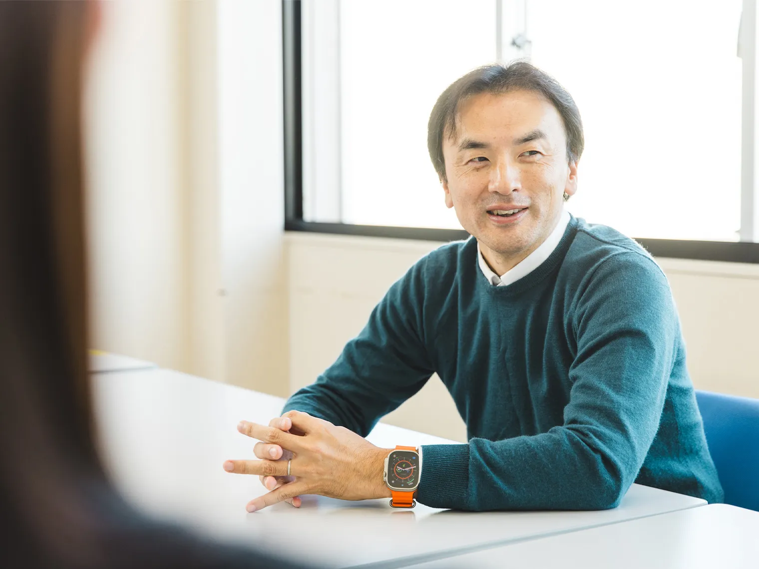 インタビューに答える稲葉室長