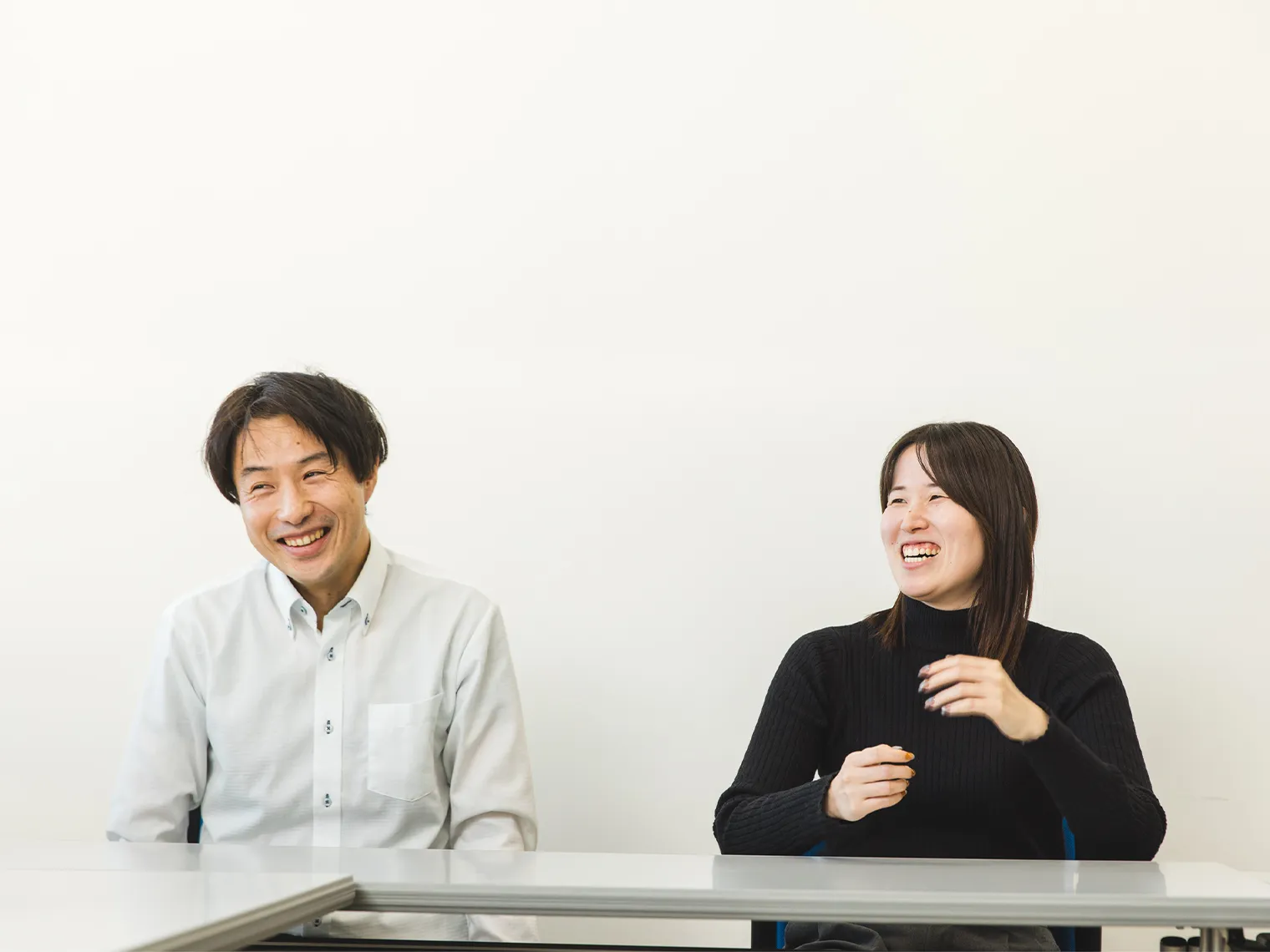 笑顔で会話する坂根と安部