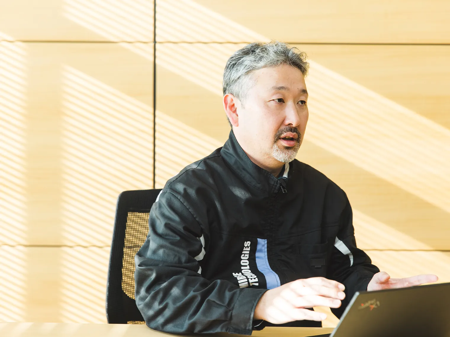 インタビューに応える長里喜隆