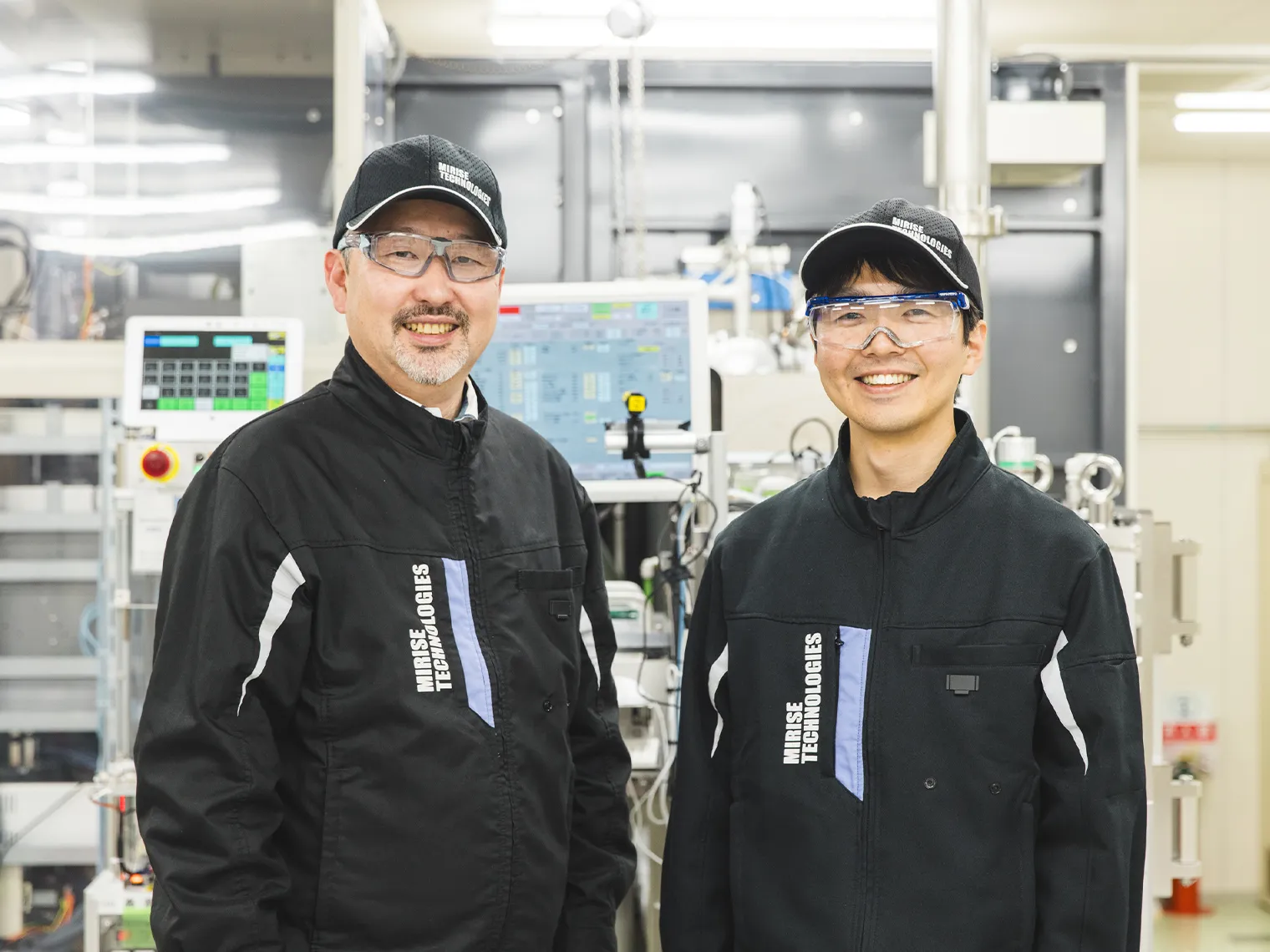 研究施設で並んで立つ長里と徳田