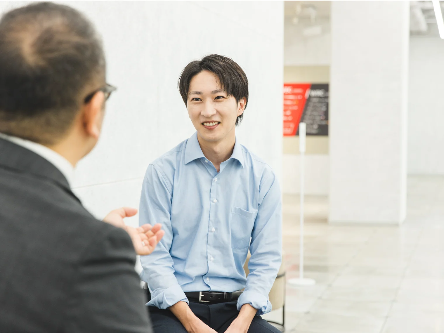 インタビューに応える鈴木拓也