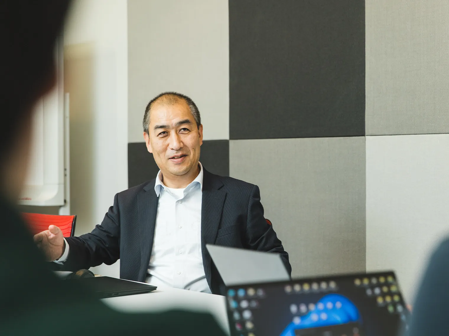 インタビューに答える岩城部長