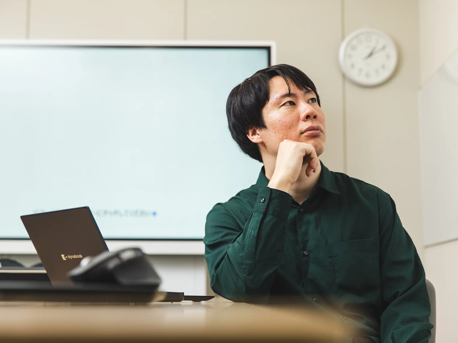 会議室で考え込む西