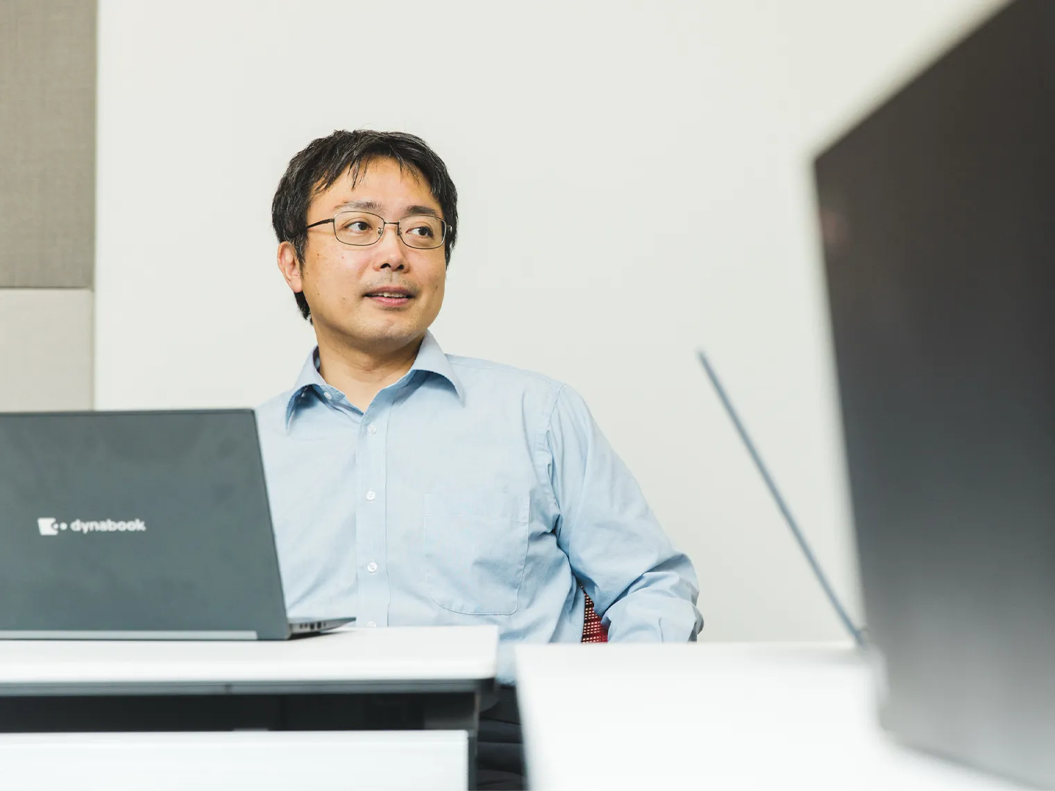 ノートパソコンを前にインタビューに答える田辺室長