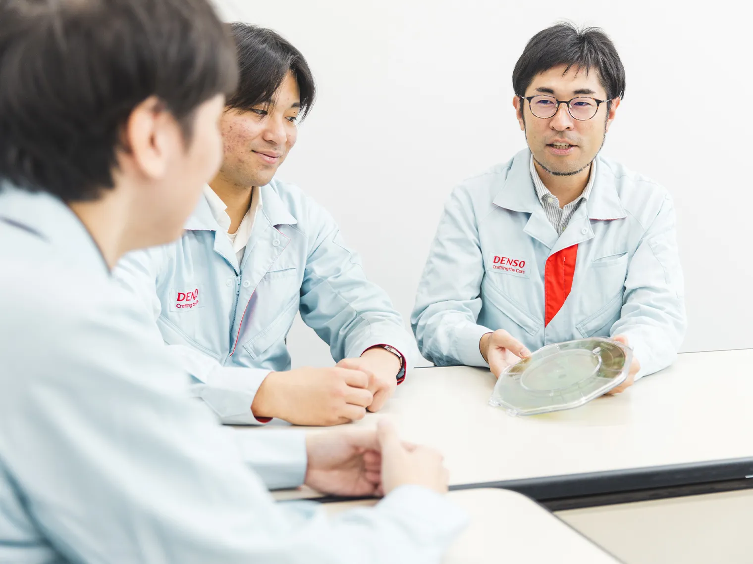 SiCウエハを見ながらディスカッションする渡辺、成田、田中