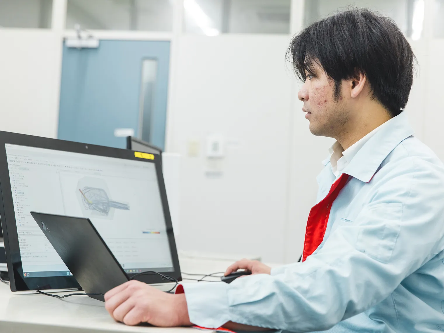 パソコンでシミュレーションを確認する成田