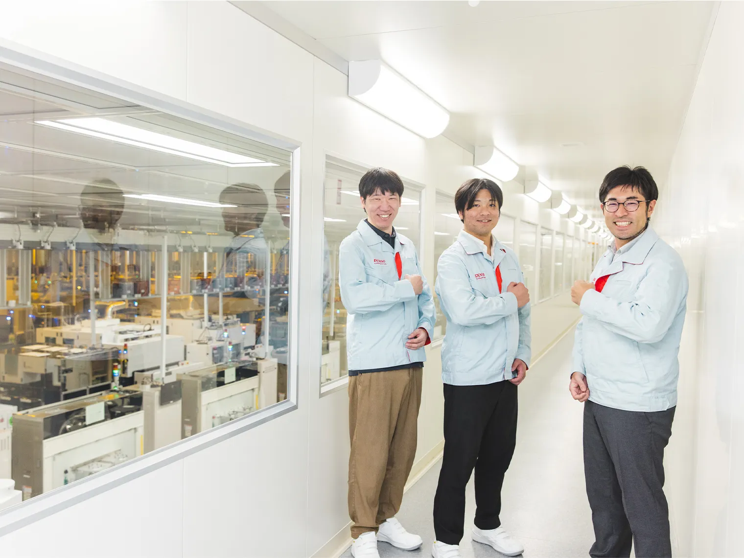 製造ラインを背景に立つ渡辺、成田、田中の3名