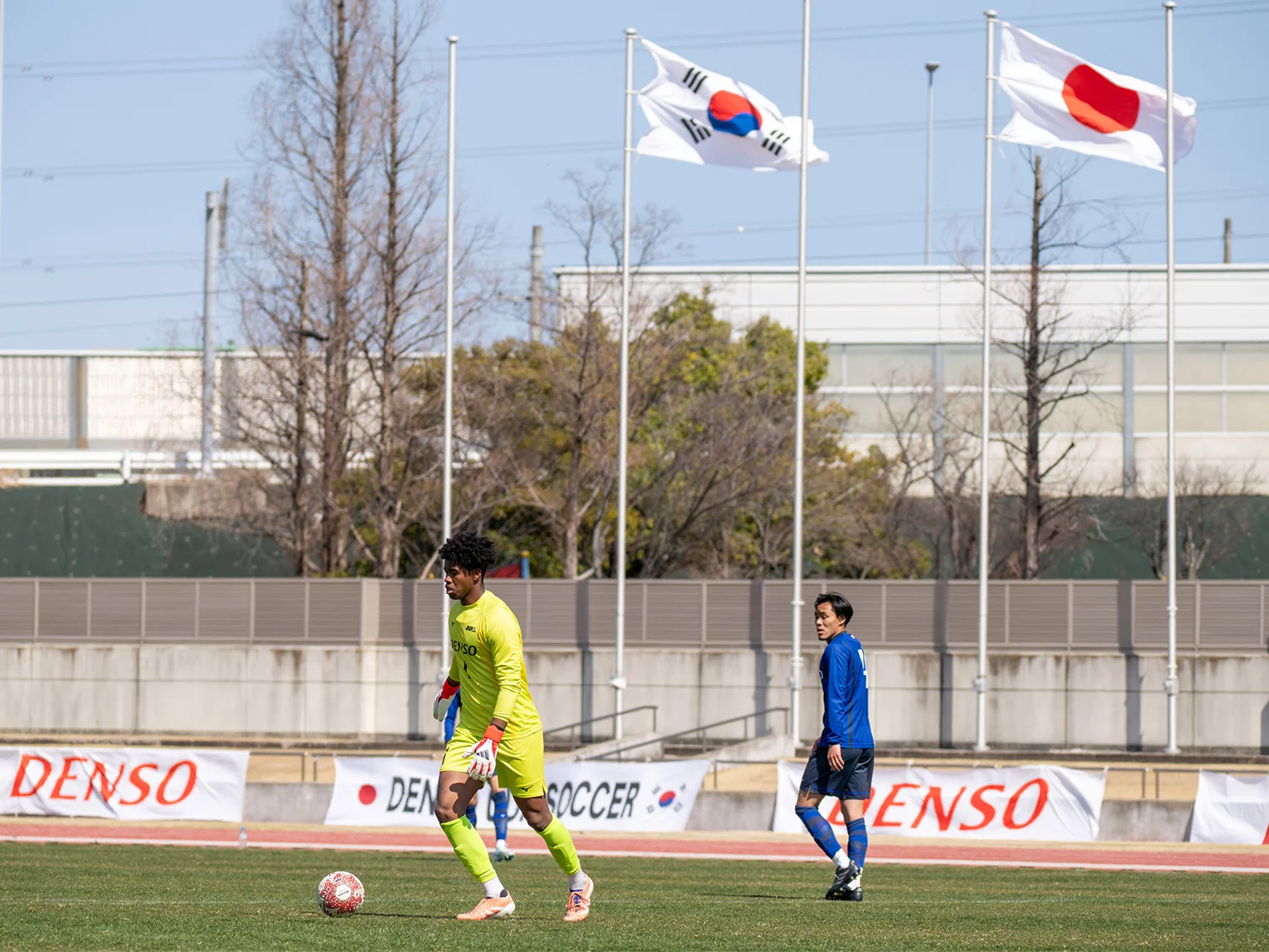 韓国と日本の国旗が掲揚された代表戦の試合風景