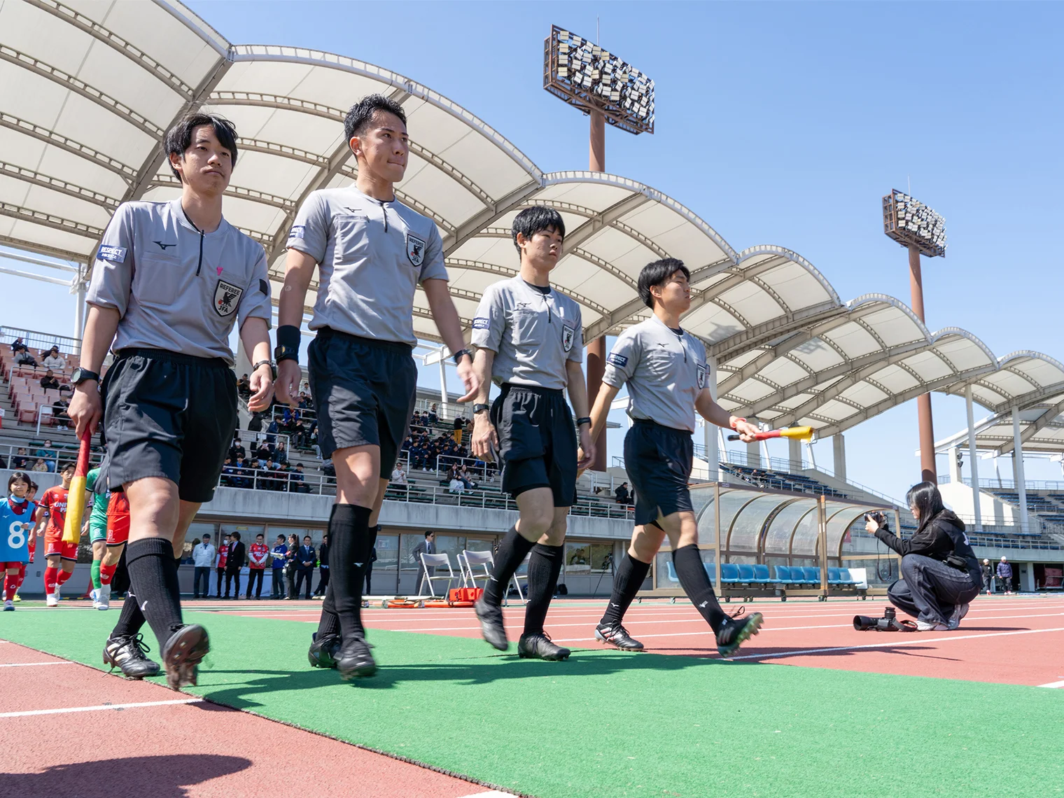 学生審判が整列して歩く様子