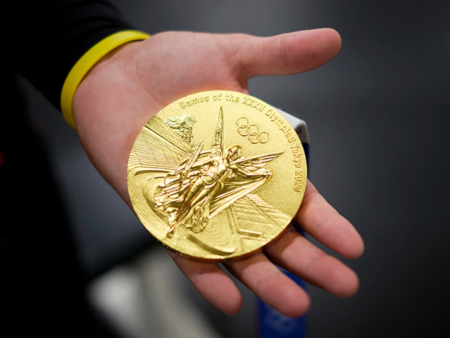 オリンピックの金メダルを手にする川畑選手