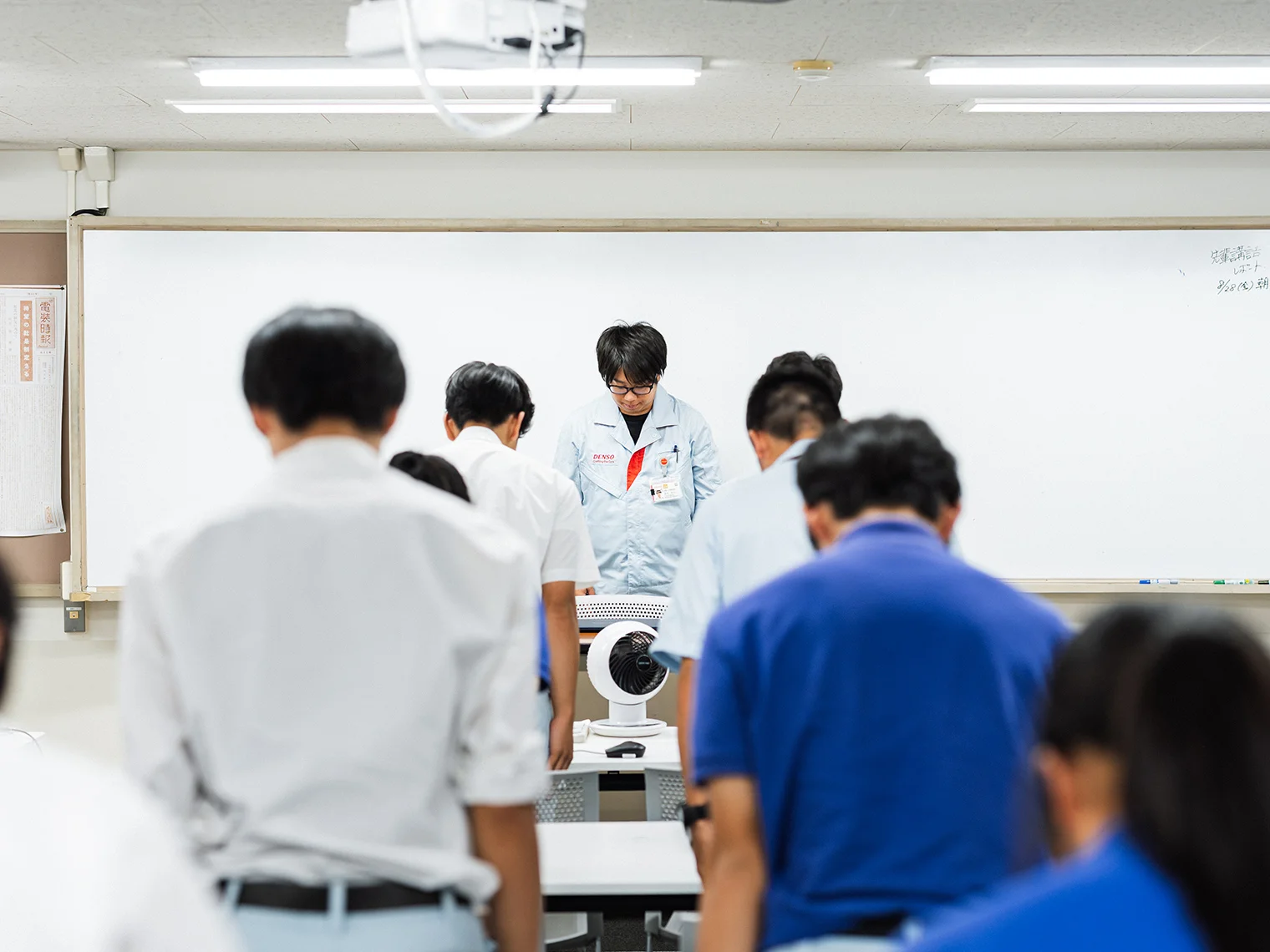 教室で学園生と向き合う沓名 佑太