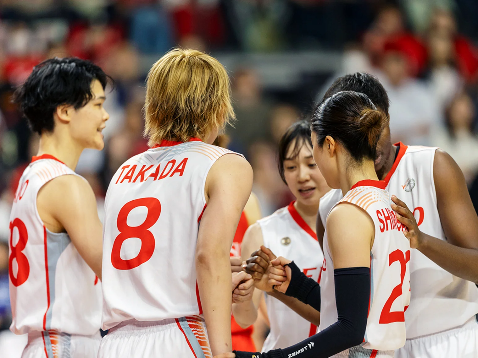 2024年4月の女子バスケWリーグ・ファイナルでハドルを組むデンソーアイリスのメンバー