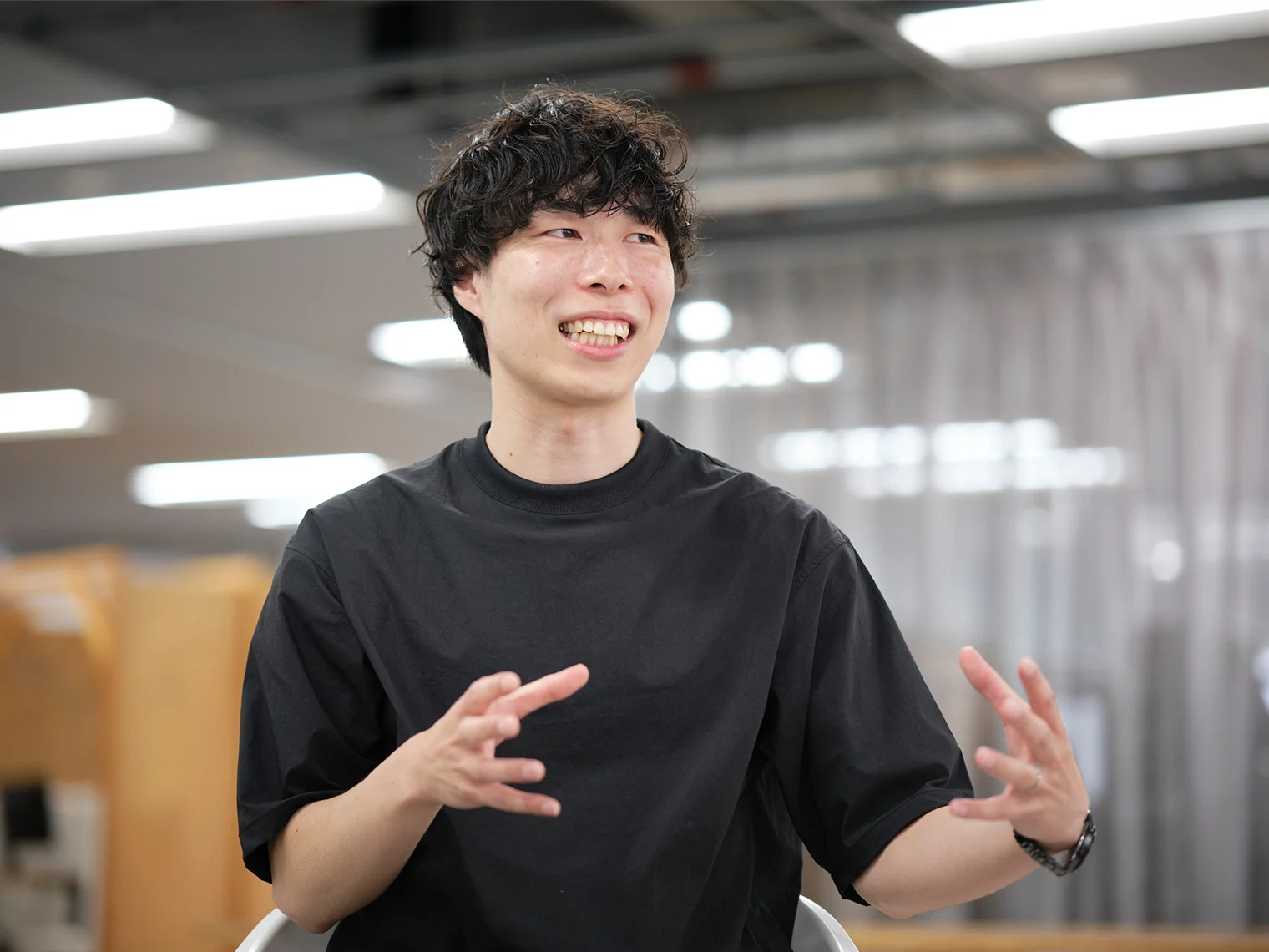 これまでの経歴について話す流石さん
