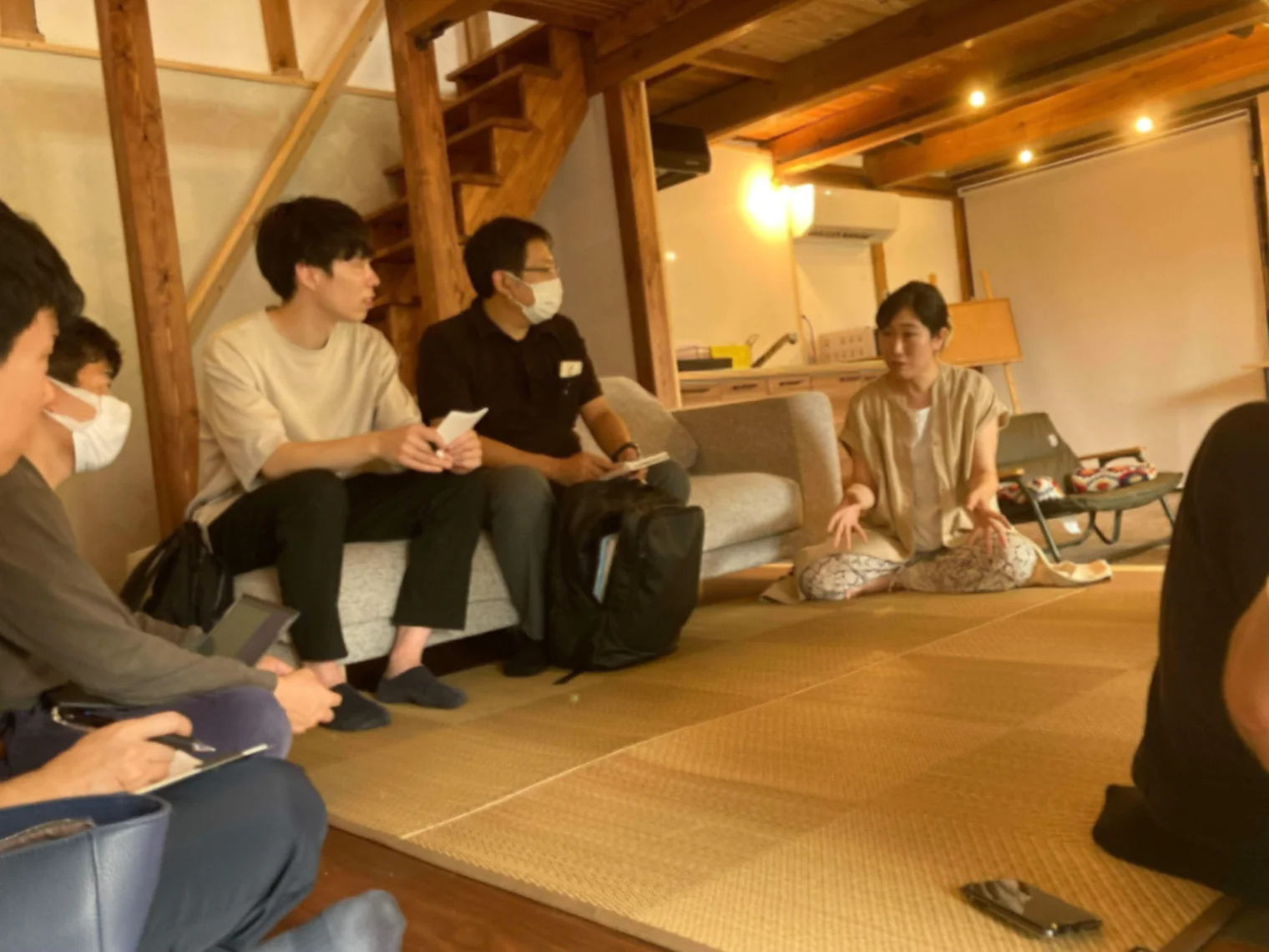 現場の困りごとや現状をヒアリングしている様子。ニーズを丁寧に抽出はしていたが、その後、チームメンバーと次につながるための目的やアクションをすり合わせる必要があったと話す流石（左）