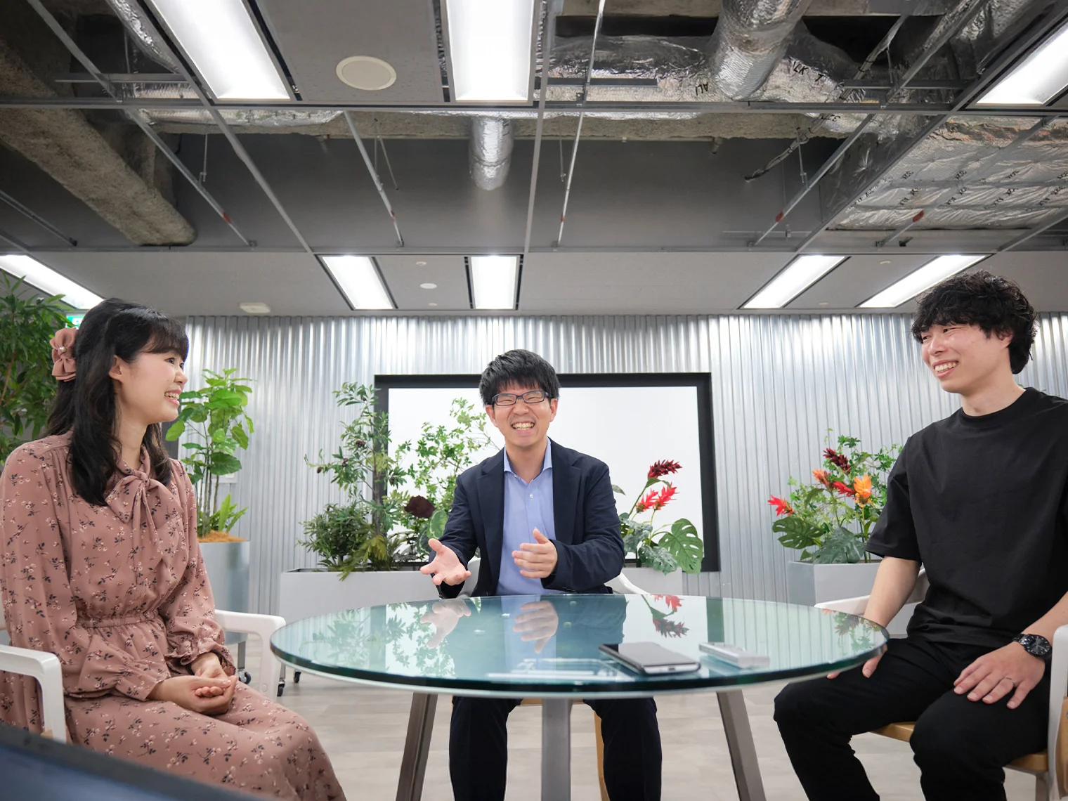 3人が楽しげに会話する様子