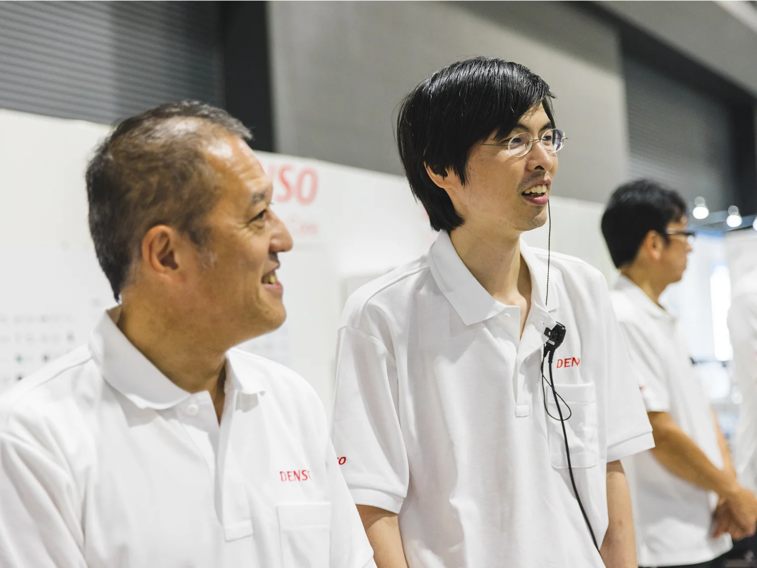 プロジェクトメンバーと談笑する辻