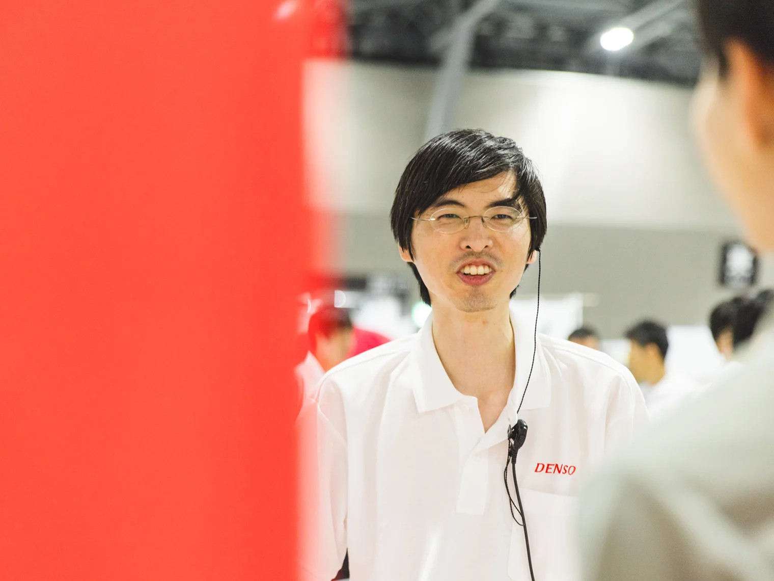 プロジェクトメンバーと談笑する辻